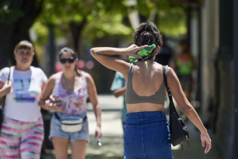 San Luis, Argentina.- En las fotos tomadas el 7 de febrero del 2023, muestra las calles en medio de la ola de calor que atraviesa el país. A una semana de que se desataran los calores extremos en el norte y centro del país, el Servicio Meteorológico Nacional (SMN) activó varias alertas amarillas por tormentas que afectarán a algunos sectores de las provincias de Buenos Aires, La Pampa, Río Negro, Mendoza, La Rioja, Catamarca, Salta y Jujuy. Asimismo, señalaron que, a excepción de Jujuy, Salta y Tucumán, en el resto norte y centro del país continuarán las altas temperaturas.