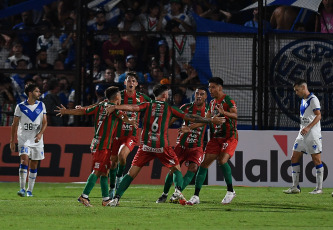 Buenos Aires, Argentina.- In the photos taken on February 21, 2024, during the match between Vélez and Sportivo Las Parejas for the 32nd round of the Argentine Cup, at the Platense stadium. Vélez beat Sportivo Las Parejas de Santa Fe 2 to 1. Abiel Osorio and Claudio Aquino scored the goals for the Liniers team.