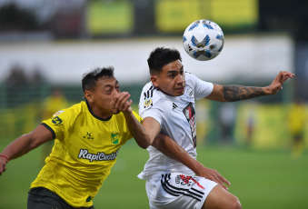 Buenos Aires, Argentina.- In the photos taken on February 26, 2024, during the match between Defensa y Justicia and Riestra in a match corresponding to date 7 of the League Cup at the Norberto "Tito" Tomaghello stadium. Defensa y Justicia tied 1-1 with Riestra. Before reaching the tie, the VAR was the protagonist of the controversy of the match by annulling a penalty in favor of Defensa y Justicia due to a previous offside.