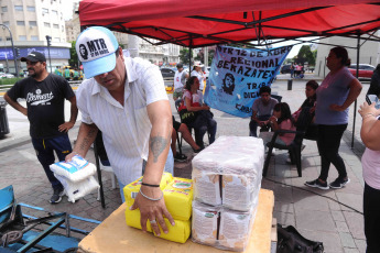 Buenos Aires, Argentina.- En las fotos tomadas el 27 de febrero del 2024, contra el cierre de los comedores populares, el movimiento piquetero realizó una jornada solidaria de donaciones de alimentos no perecederos y útiles escolares para entregar a quienes asisten a los comedores y merenderos que administra la organización social en distintos lugares del país.