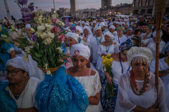 Mar del Plata, Argentina.- En las fotos tomadas el 4 de febrero del 2024, una multitud participa de la fiesta religiosa cultural y turística en la costa marplatense para homenajear a la mae Iemanjá y celebrar los 40 años de su realización en esta ciudad, además de los 25 consecutivos en la Playa Popular II. Como cada primer domingo de febrero y con una asistencia que se calcula en más de 15 mil personas, Mar del Plata fue escenario de la celebración que honra a la orixá africanista y rinde honor a la cultura y la Diversidad.