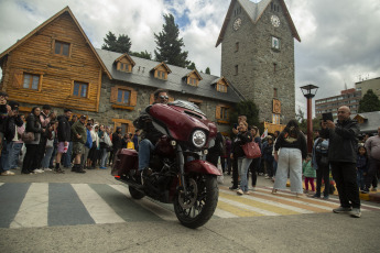 Bariloche, Argentina.- Photos taken on February 23, 2024 show a caravan of more than 100 Harley Davidson motorcycles that arrived at the iconic main square of Bariloche. The activity was carried out within the framework of the eighth edition of a regional meeting of fans of the legendary motorcycle brand. Dozens of ironworkers and tourists came to see the "Ultra Limit" and "Road King" models that circulated through the city. Ricardo Fort's "Fat Boy".