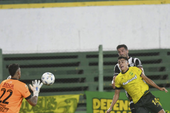 Buenos Aires, Argentina.- En las fotos tomadas el 20 de febrero del 2024, durante el partido entre Defensa y Justicia y Central Córdoba de Santiago del Estero por la fecha 6 de la Copa de la Liga en el Estadio Albirrojo. El Halcón y el Ferroviario no se sacaron diferencias en su encuentro. Defensa y Justicia comenzó con un gol de Dardo Miloc al minuto 19 del primer tiempo, pero luego igualó el encuentro Luciano Herrera en el minuto 25 de la misma etapa.