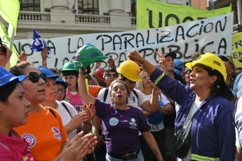 Buenos Aires, Argentina.- In the photos taken on February 29, 2024, the personnel grouped in the Buenos Aires section of the Construction Workers' Union (Uocra) mobilized towards the Ministry of Labor to reject 300 layoffs in the Dycasa company and "the suspensions and loss of thousands of jobs as a result of the paralysis of public works," the union reported.