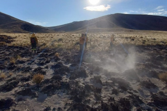 Rio Negro, Argentina.- En las fotos tomadas el 12 de febrero del 2024, un incendio, iniciado por un rayo, fue controlado dentro del Parque y Reserva Nacional Nahuel Huapi, informó la Administración de Parques Nacionales. Mientras tanto, los brigadistas aún continúan luchando para controlar el fuego en el brazo Tristeza del Parque Nacional Nahuel Huapi, que lleva seis días y afecta unas 600 hectáreas.