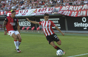 Buenos Aires, Argentina.- In the photos taken on February 19, 2024, Estudiantes faces Newell's, at the closing of the 6th round of the Argentine League Cup at the Jorge Luis Hirsch stadium. Estudiantes de La Plata defeated Newell's Old Boys with two goals from Uruguayan Mauro Méndez to win 2-0, moving up to second place in Zone B of the Argentine Football League Cup.