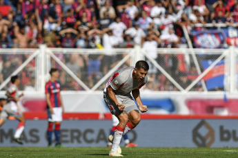 Buenos Aires, Argentina.- In the photos taken on February 13, 2024, during the match between San Lorenzo and Estudiantes de La Plata for the fifth round of the League Cup at the Nuevo Gasómetro stadium. San Lorenzo and Estudiantes La Plata tied 1-1. For San Lorenzo the goal was scored by Adam Bareiro (at 57 minutes). For Estudiantes La Plata the goal was scored by Javier Correa (at 13 minutes).