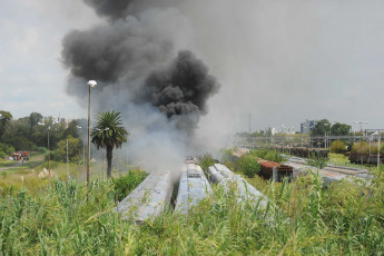 Buenos Aires, Argentina.- En las fotos tomadas el 27 de febrero del 2024, seis vagones en desuso del tren Roca, que se encuentran en los talleres cercanos a la estación Gerli, en el partido bonaerense de Avellaneda, se incendiaron sin afectar a unidades que forman parte del servicio ni provocar mayores daños, informaron fuentes que participaron del operativo de combate de las llamas.