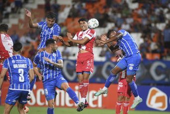 Mendoza, Argentina.- In the photos taken on February 13, 2024, during the match between Godoy Cruz and Unión de Santa Fe, for the fifth date of Zone B of the tournament at the Malvinas Argentina stadium. Godoy Cruz de Mendoza drew a goalless draw at home against Unión de Santa Fe and is the leader of Zone B of the Cup.