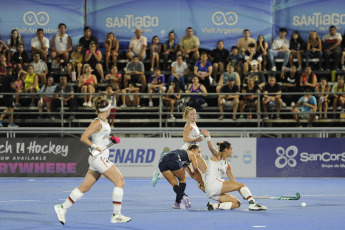 Santiago del Estero, Argentina.- En la foto tomada el 16 de febrero de 2024, en el Estadio Provincial de Hockey de la Ciudad de Santiago del Estero se enfrenta el seleccionado argentino femenino, Las Leonas, con su par de Alemania por una nueva fecha de la competencia. Las Leonas derrotaron a Alemania por 3 a 1, gracias a los tantos de María Campoy, a los 23 y Eugenia Trinchinetti, a los 33'. A los 49' Nike Lorenz descontó para las germanas y a tres del cierre, Agustiona Gorzelany puso cifras definitivas.