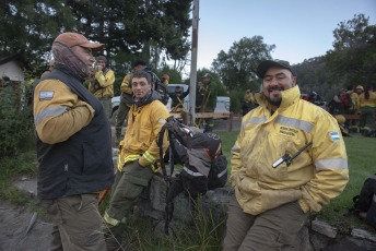 Patagonia, Argentina.- En las fotos tomadas el 15 de febrero del 2024, cuerpos de bomberos combaten los incendios forestales en el Parque Nacional Nahuel Huapi, a 30 kilómetros de Bariloche. Tras más de una semana de iniciado el incendio, ya fueron afectadas unas 600 hectáreas de bosque nativo en la costa sur del Brazo Tristeza del Lago Nahuel Huapi, de acuerdo a información oficial.