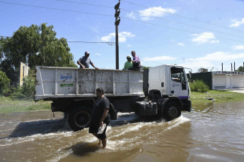 Buenos Aires, Argentina.- En las fotos tomadas el 13 de febrero del 2024, muestra calles inundadas tras la crecida el Río de la Plata. El Servicio de Hidrografía Naval (SHN) actualizó el alerta por crecida del Río de la Plata en la Ciudad de Buenos Aires y las zonas costeras del norte y del sur del conurbano bonaerense, donde se registrarán alturas superiores a los 2.30 metros, a la vez que permanece vigente otro alerta para la costa atlántica, entre Mar del Plata y San Clemente del Tuyú.