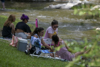 San Luis, Argentina.- En las fotos tomadas el 14 de febrero del 2024, las personas disfrutan en los lugares turísticos de San Luis. La provincia de San Luis registró un nivel de ocupación de alojamientos turísticos del 95% sobre sus más de 30.000 plazas habilitadas, informó la Secretaría de Turismo provincial.