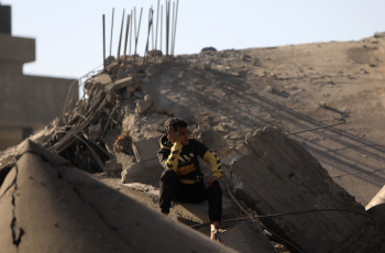 Franja de Gaza, Palestina.- En la fotografía tomada el 24 de febrero de 2024 se muestra un edificio destruído en un ataque aéreo israelí en la ciudad de Rafah, en el sur de la Franja de Gaza. Al menos ocho palestinos, entre ellos un niño, murieron en un ataque aéreo israelí dirigido a una casa en la ciudad de Rafah, confirmaron el sábado fuentes médicas palestinas.