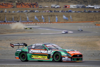 Santa Cruz, Argentina.- En la fotografía tomada el 24 de febrero de 2024 en Santa Cruz, Argentina se muestran momentos de la carrera de Turismo Carretera realizada en El Calafate. Con esta carrera no sólo inició el 84º campeonato de su historia, sino también inauguró una Nueva Era entre sus marcas, con nuevos modelos de carrocería: Ford Mustang, los Chevrolet Camaro y los Dodge Challenger. El Campeón vigente, Mariano Werner, logró la primera pole con un Ford Mustang.