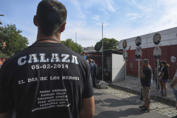 Buenos Aires, Argentina.- En las fotos tomadas el 5 de febrero del 2024, familiares y amigos de las víctimas del incendio de Iron Mountain recordaron a los "Héroes de Barracas" al cumplirse diez años de la trágica jornada en la que murieron ocho bomberos y dos rescatistas de Defensa Civil cuando combatían las llamas desatadas en el depósito de la empresa internacional.