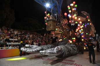 Gualeguaychú, Argentina.- En las fotos tomadas el 1 de febrero del 2024, muestra la nueva edición del carnaval de Gualeguaychú, que comenzó el 6 de enero y se extiende hasta el 24 de febrero. Cuatro comparsas recorrieron los 500 metros de pasarela al aire libre desplegados a lo largo de la antigua estación de tren, convertida ahora en el corsódromo Jose Luis Gestro, y se disputan el premio a la mejor del año.