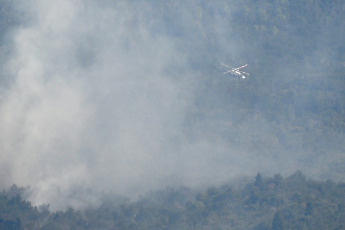 Patagonia, Argentina.- En las fotos tomadas el 7 de febrero del 2024, cuerpos de bomberos intentan sofocar las llamas del incendio forestal que afecta el Parque Nacional Los Alerces -declarado Patrimonio Mundial de la Unesco por su biodiversidad-, donde desde el 25 de enero arden miles de hectáreas de floresta nativa, en un incendio aún no controlado que el gobierno provincial presume comenzó de forma intencional.