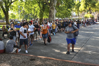 Buenos Aires, Argentina. - In the photos taken on February 21, 2024, delays and long lines of passengers are recorded at bus stops in Buenos Aires. The La Fraternidad union has been carrying out a 24-hour train strike since midnight tonight that affects the entire railway service, to demand "a salary recomposition" of what was lost due to the inflationary increase.