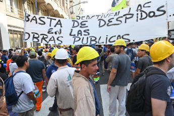 Buenos Aires, Argentina.- En las fotos tomadas el 29 de febrero del 2024, el personal agrupado en la seccional porteña de la Unión Obrera de la Construcción (Uocra) se movilizó hacia la Secretaría de Trabajo en rechazo de 300 despidos en la empresa Dycasa y de "las suspensiones y la pérdida de miles de puestos de empleo como consecuencia de la paralización de las obras públicas", informó el gremio.