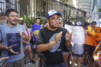 Buenos Aires, Argentina.- En las fotos tomadas el 1 de febrero del 2024, la Unión de Trabajadores y Trabajadoras de la Economía Popular (UTEP) realizan una nueva jornada nacional de "ollas vacías" bajo la consigna "La única necesidad y urgencia es el hambre". La Cámara de Diputados continúa la sesión especial en la que buscará aprobar el proyecto de ley "Bases y Puntos de Partida para la Libertad de los Argentinos", impulsado por el Gobierno nacional.