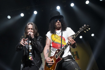 CABA, Argentina.- En la fotografía tomada el 9 de febrero de 2024 se muestra al músico británico Slash en su show en el Movistar Arena de Argentina. El recital lo dió junto a su banda 'Slash ft Myles Kennedy and The Conspirators'. El ex guitarrista de los Guns N' Roses también se presentará en el Cosquín Rock 2024.