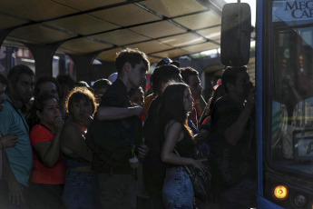 Buenos Aires, Argentina. - En las fotos tomadas el 21 de febrero del 2024, se registran demoras y largas filas de pasajeros en las paradas de colectivos en Buenos Aires. El gremio La Fraternidad lleva adelante desde esta medianoche un paro de trenes de 24 horas que afecta a todo el servicio ferroviario, para reclamar "una recomposición" salarial "de lo que se perdió por el aumento inflacionario".