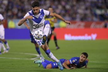 Buenos Aires, Argentina.- En las fotos tomadas el 26 de febrero del 2024, durante el partido entre Vélez Sarsfield y Tigre en un partido correspondiente a la fecha 7 de la Copa de la Liga en el estadio José Amalfitani. Vélez Sarsfield igualó 2-2 a Tigre. Vélez es octavo en la Zona A del torneo, mientras que Tigre es último en el Grupo B y aún no ganó en el certamen.