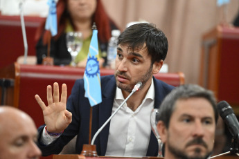 Chubut, Argentina.- En las fotos tomadas el 26 de febrero del 2024, tras el cruce entre el gobierno nacional y el gobernador de Chubut, Ignacio Torres, por la cancelación del envío de una parte del dinero del fondo coparticipable, la Legislatura chubutense decidió sesionar para tratar un proyecto de resolución. Torres, afirmó que recurrirá "a la vía judicial" en la disputa que este distrito tiene con el Gobierno nacional por los recursos coparticipables y puso "plazo hasta el miércoles para que haya una solución concreta".