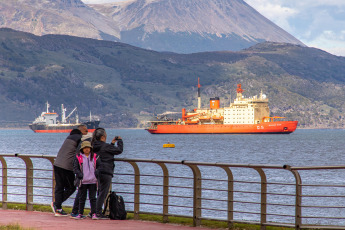 Ushuaia, Argentina.- En las fotos tomadas el 31 de enero del 2024, el rompehielos ARA Almirante Irízar, fondeó frente a la ciudad fueguina de Ushuaia y concluyó la primera etapa de la Campaña Antártica de Verano (CAV) de reabastecimiento y recambio de personal de las bases argentinas que comenzó el 28 de diciembre. Así, este mismo miércoles, comenzó su preparación para la segunda etapa, dijo el comandante del buque, capitán de navío Carlos Recio.