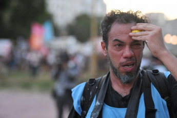 Buenos Aires, Argentina.- En las fotos tomadas el 1 de febrero del 2024, nuevos enfrentamientos entre policías y manifestantes se produjeron a las afueras del Congreso durante el debate en la Cámara de Diputados de la denominada ley Bases, lo que llevó a legisladores del kirchnerismo y la izquierda a presentar una moción para suspender la sesión, lo que fue rechazado por la mayoría del cuerpo legislativo.