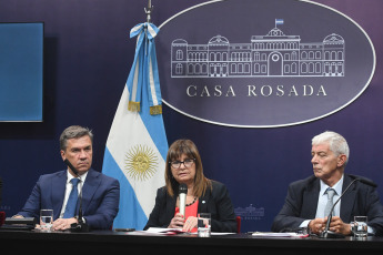 Chaco, Argentina.- En las fotos tomadas el 14 de febrero del 2024, los ministros de Seguridad, Patricia Bullrich (centro), y de Justicia, Mariano Cúneo Libarona (derecha), denunciaron en Casa de Gobierno una red de trata que operaba mediante planes sociales en la provincia de Chaco. En una conferencia de prensa que ofrecieron junto al gobernador de Chaco, Leandro Zdero, en el Salón de Conferencias de la Casa Rosada, los funcionarios explicaron que la red que funcionaba en la provincia estaba "comandada por un con que prostituía mujeres a cambio de otorgar y administrar sus planes sociales".