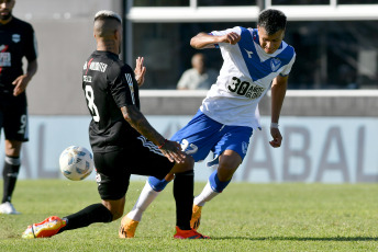 Buenos Aires, Argentina.- In the photos taken on February 15, 2024, during the match between Deportivo Riestra and Vélez Sarsfield, in the continuity of the fifth date of zone A of the Professional League Cup at the Guillermo Laza Stadium . Vélez triumphed against Riestra 2-1. Fortín achieved its second consecutive victory in the tournament, while Malevo remains without a win and is in last place in its area with one point.