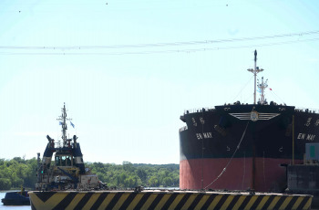 Entre Rios, Argentina.- In the photos taken on February 2, 2024, a concessionaire company carries out the operation to remove the damaged ship on the Miter Bridge of the Zárate-Brazo Largo Railway Complex, with a work group made up of 30 people. Five days after the cargo ship crashed into the Zárate-Brazo Largo bridge, over the waters of the Paraná River, the ship was removed from the scene.