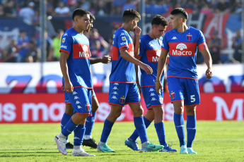 Buenos Aires, Argentina.- En las fotos tomadas el 14 de febrero del 2024, Tigre enfrenta a Defensa y Justicia, en la continuidad de la zona B de la Copa de la Liga Profesional de Fútbol (LPF), en el estadio José Dellagiovana. Tigre perdió 1-0 contra Defensa y Justicia, con un gol de Nicolás "Uvita" Fernández a los 32 minutos del segundo tiempo. Con este resultado, el "Halcón" llegó a las 10 unidades en el torneo y quedó a tres del lóder, Godoy Cruz.