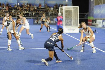 Santiago del Estero, Argentina.- En la foto tomada el 16 de febrero de 2024, en el Estadio Provincial de Hockey de la Ciudad de Santiago del Estero se enfrenta el seleccionado argentino femenino, Las Leonas, con su par de Alemania por una nueva fecha de la competencia. Las Leonas derrotaron a Alemania por 3 a 1, gracias a los tantos de María Campoy, a los 23 y Eugenia Trinchinetti, a los 33'. A los 49' Nike Lorenz descontó para las germanas y a tres del cierre, Agustiona Gorzelany puso cifras definitivas.