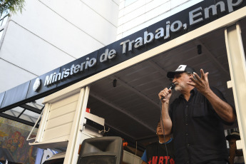 Buenos Aires, Argentina.- En las fotos tomadas el 15 de febrero del 2024, organizaciones sociales se concentraron frente a la sede de la Secretaría de Trabajo de la Nación, en reclamo de "un salario mínimo igual a la canasta básica" y la asistencia alimentaria para comedores y merenderos de todo el país, mientras se llevaba a cabo la reunión del Consejo del Salario Mínimo.