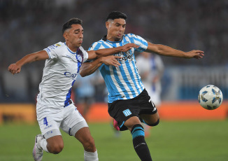 Buenos Aires, Argentina.- En la fotografía tomada el 17 de febrero de 2024 se muestran escenas del partido disputado en el Estadio Presidente Perón, en Avellaneda. Godoy Cruz le ganó 2 a 0 a Racing en la sexta fecha de la Copa de la Liga. Badaloni se convirtió en cuatro minutos dos goles de cabeza.