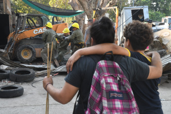 Buenos Aires, Argentina.- En las fotos tomadas el 29 de febrero del 2024, el Gobierno de la Ciudad de Buenos Aires realizó un operativo de desalojo en una de las entradas al Barrio Padre Carlos Mugica y de acceso a la terminal de ómnibus, que había sido ocupada ilegalmente hace cinco años para el funcionamiento de una feria informal y en la que se vendían artículos robados, entre otros productos.