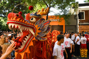 Buenos Aires, Argentina.- En las fotos tomadas el 11 de febrero del 2024, miles de personas participaron en el Barrio Chino de Belgrano de las celebraciones para recibir el Año Nuevo Lunar, el 4722 del Dragón de Madera, con actividades que incluyeron dragones danzantes, caligrafía china, actividades culturales, música con instrumentos tradicionales y bailes típicos.