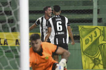 Buenos Aires, Argentina.- En las fotos tomadas el 20 de febrero del 2024, durante el partido entre Defensa y Justicia y Central Córdoba de Santiago del Estero por la fecha 6 de la Copa de la Liga en el Estadio Albirrojo. El Halcón y el Ferroviario no se sacaron diferencias en su encuentro. Defensa y Justicia comenzó con un gol de Dardo Miloc al minuto 19 del primer tiempo, pero luego igualó el encuentro Luciano Herrera en el minuto 25 de la misma etapa.