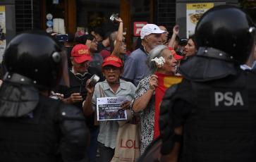 Buenos Aires, Argentina.- En las fotos tomadas el 6 de febrero del 2024, muestra el fuerte operativo de seguridad frente al Congreso mientras la Cámara de Diputados retomaba la sesión especial de la denominada Ley Ómnibus. Las reformas del presidente de Argentina, Javier Milei, dieron marcha atrás, por falta de apoyo de sus aliados en la Cámara de Diputados, que volverá a tratarlas desde cero en una comisión.