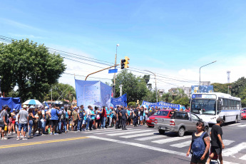 Buenos Aires, Argentina.- En las fotos tomadas el 22 de febrero del 2024, dirigentes y militantes de diversas organizaciones sociales y políticas de la provincia de Buenos Aires realizaron una nueva jornada de protesta "contra el hambre" con distintas concentraciones en accesos a la ciudad de Buenos Aires, con cortes parciales de tránsito, en reclamo de asistencia alimentaria para los comedores comunitarios, entre otras demandas.