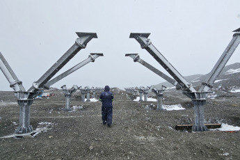 Antártida.- En las fotos tomadas el 21 de febrero del 2024, autoridades construyen en la base Petrel sus instalaciones más modernas de la Antártida. La Comisión Nacional de Energía Atómica (CNEA) anunció que instalará un cuarto sistema fotovoltaico en la Antártida. La cuarta instalación será en un refugio ubicado en Isla Vega, que se utiliza para estudios de glaciología y fue inaugurado el año pasado. En el continente ya están en funcionamiento las instalaciones que se pusieron en las bases Carlini y Marambio y en el refugio Elefante y proyectan sumar más.