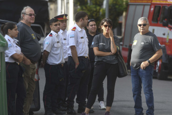 Buenos Aires, Argentina.- En las fotos tomadas el 5 de febrero del 2024, familiares y amigos de las víctimas del incendio de Iron Mountain recordaron a los "Héroes de Barracas" al cumplirse diez años de la trágica jornada en la que murieron ocho bomberos y dos rescatistas de Defensa Civil cuando combatían las llamas desatadas en el depósito de la empresa internacional.