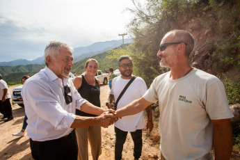 La Rioja, Argentina.- En las fotos tomadas el 21 de febrero del 2024, el Municipio de La Rioja liberó un águila coronada en conjunto con la Secretaría de Ambiente de la Provincia en el Mirador del Águila en el área Protegida del Cantadero. El ave, había sido incautada en una vivienda y carecía de la documentación legal según el convenio CITES -Convención sobre el Comercio Internacional de Especies Amenazadas de Fauna y Flora Silvestre-, por lo que se procedió a su intervención y posterior traslado al Centro de recuperación de Fauna Silvestre de La Rioja 'La Fombera' para su cuidado.