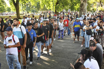 Buenos Aires, Argentina. - In the photos taken on February 21, 2024, delays and long lines of passengers are recorded at bus stops in Buenos Aires. The La Fraternidad union has been carrying out a 24-hour train strike since midnight tonight that affects the entire railway service, to demand "a salary recomposition" of what was lost due to the inflationary increase.