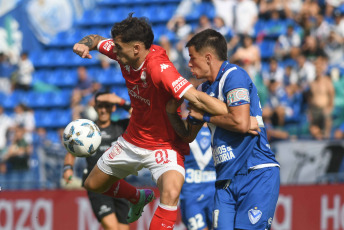 Buenos Aires, Argentina.- En las fotos tomadas el 18 de febrero del 2024, Vélez vs. Huracán, en la fecha 6 por la Copa de la Liga en el Estadio José Amalfitani. Vélez derrotó a Huracán 1-0. Fue Emanuel Mammana quien marcó el gol para el Fortín en el minuto 47 del segundo tiempo.