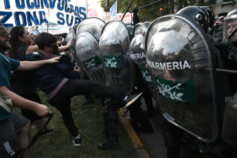 Buenos Aires, Argentina.- In photos taken on February 1, 2024, new clashes between police and protesters occurred outside Congress during the debate in the Chamber of Deputies of the so-called Bases law, which led legislators from the Kirchnerism and the left to present a motion to suspend the session, which was rejected by the majority of the legislative body.