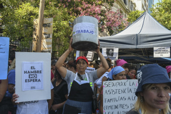 Buenos Aires, Argentina.- En las fotos tomadas el 28 de febrero del 2024, las organizaciones que integran la Unión de Trabajadores de la Economía Popular (UTEP), protestan en reclamo al Gobierno Nacional por políticas públicas para paliar la emergencia alimentaria derivada de la crisis económica.